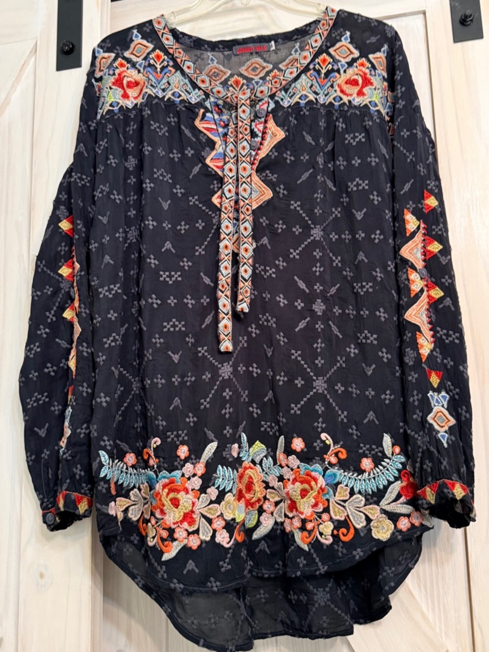JOHNNY WAS Very Good gravel navy artistic embroidery design front back cuff M